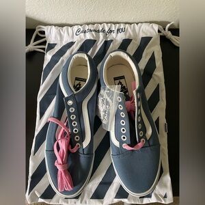 Vans Customs

Blue and White Sneakers with embroidery